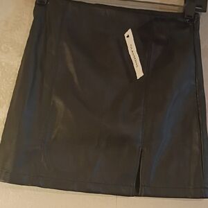 Glassons NWT Sleek Black Faux Leather Mini Skirt. Size 6.